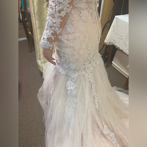 Wedding gown - Picture 2 of 10